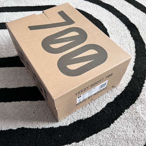 adidas Yeezy Boost 700 Mauve - Picture 2 of 13